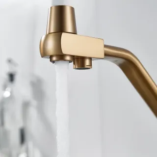 Смеситель для кухни с гибким изливом и подключением фильтра Maretti Eleganza GOLD ENG31RGF13, золотой сатин